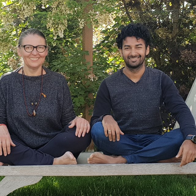 Morgen-Yoga mit Theresia und Danesh